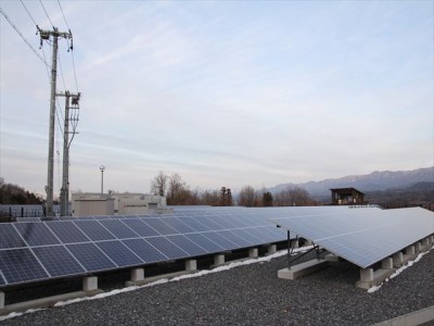 太陽発電パネルがズラリと配置されている。