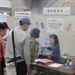 環境展の受付、クイズラリーの用紙を手渡し、終了後、回答をチェック。全問正解者には、豪華景品!