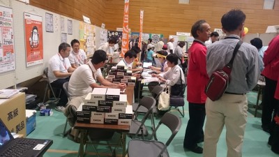 賑わっている会場の様子