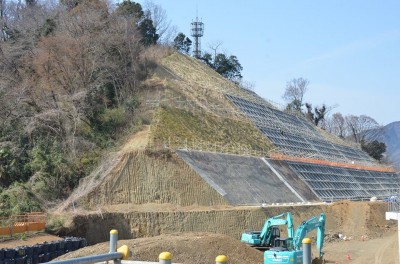 ふじやま公園裏手の斜面。法面は芝を吹付、土質によってはコンクリ打付け。