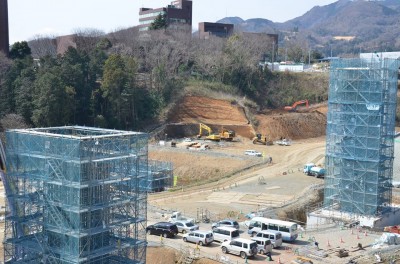向かいは産能大の校舎。巨大な橋脚の工事が進んでいる。