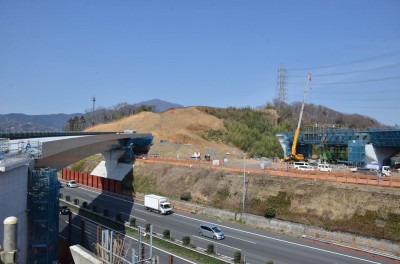 現東名の上にできている新設の道路。前方の山を崩して道路を建設する予定。